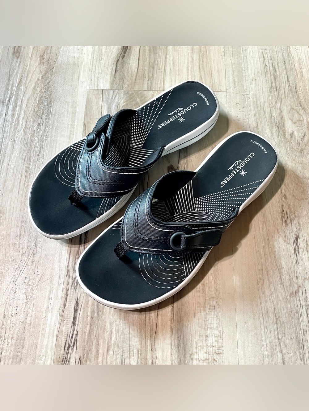 Clark’s Cloudsteppers Black & White Thong Sandals, flip flops size: 7